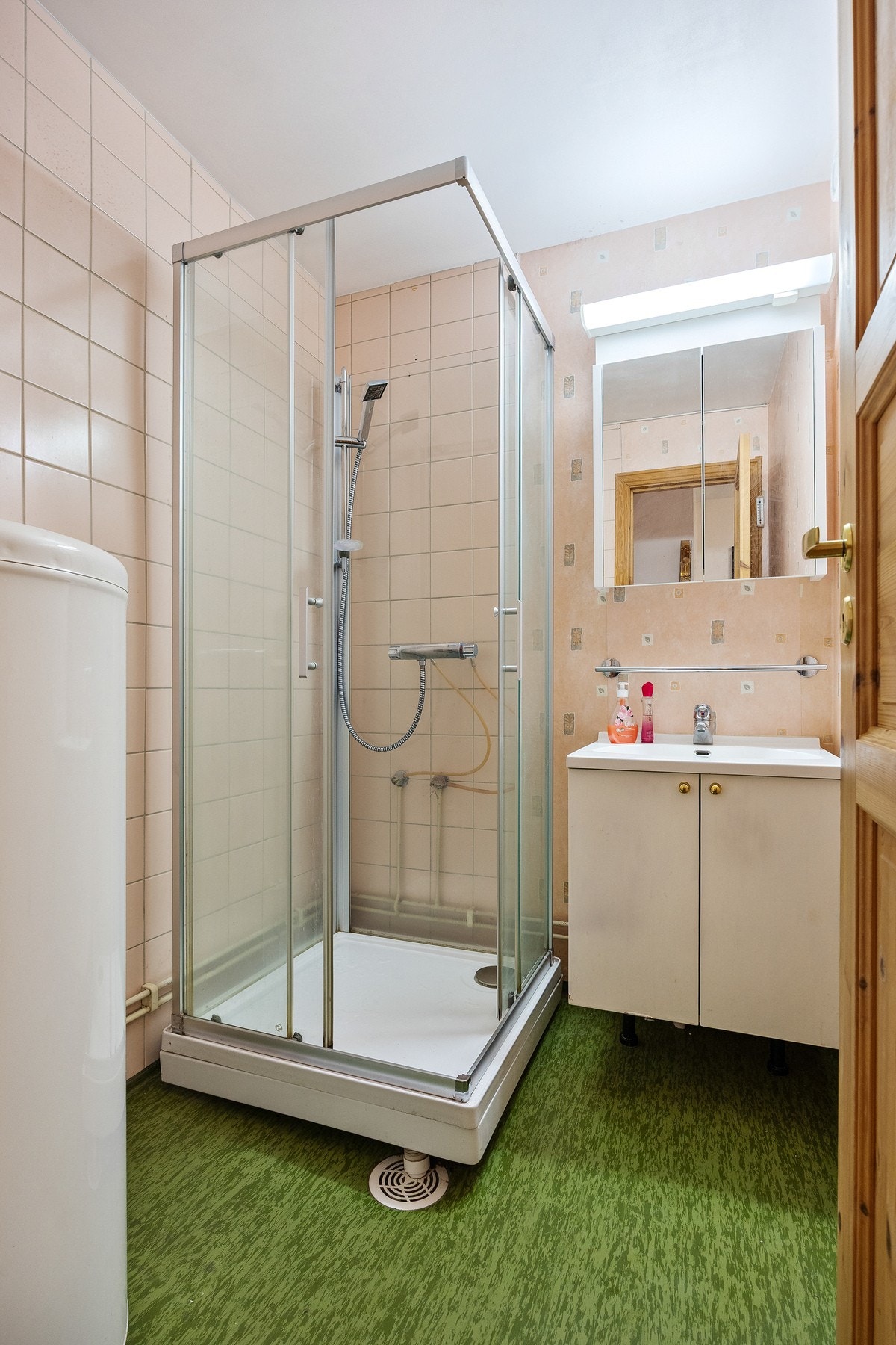 Bad 2 fra byggeår med dusjkabinett, servantinnredning og varmtvannsbereder på 198L. Galleribilde