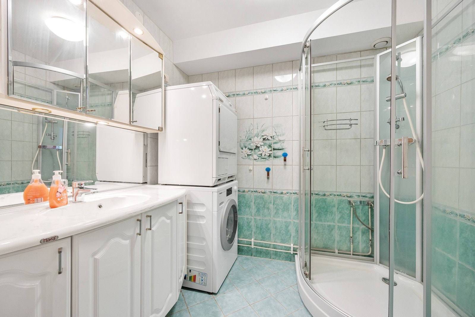 Bad 1, oppgradert i 2003, med dusjkabinett, servantinnredning og opplegg for vaskemaskin/tørketrommel. Galleribilde