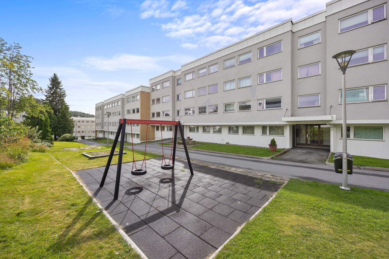 Felles lekeplass rett utenfor bygget - et trygt og hyggelig sted for de minste å leke. Galleribilde