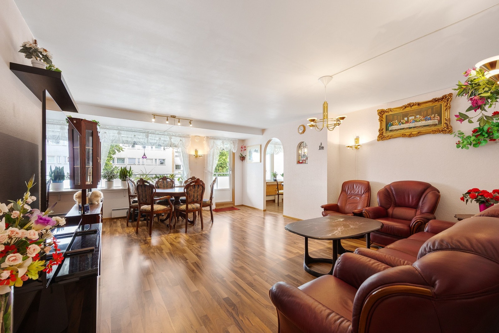 Stor og lys stue med god takhøyde. Galleribilde