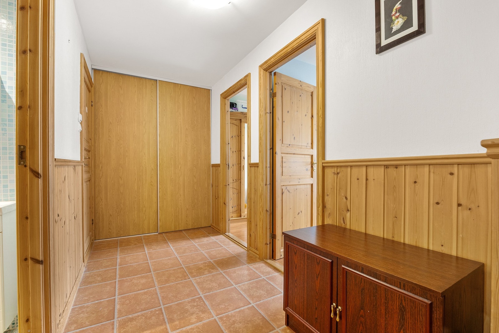 Romslig gang med flislagt gulv og muligheter for dekorering etter eget ønske. Galleribilde