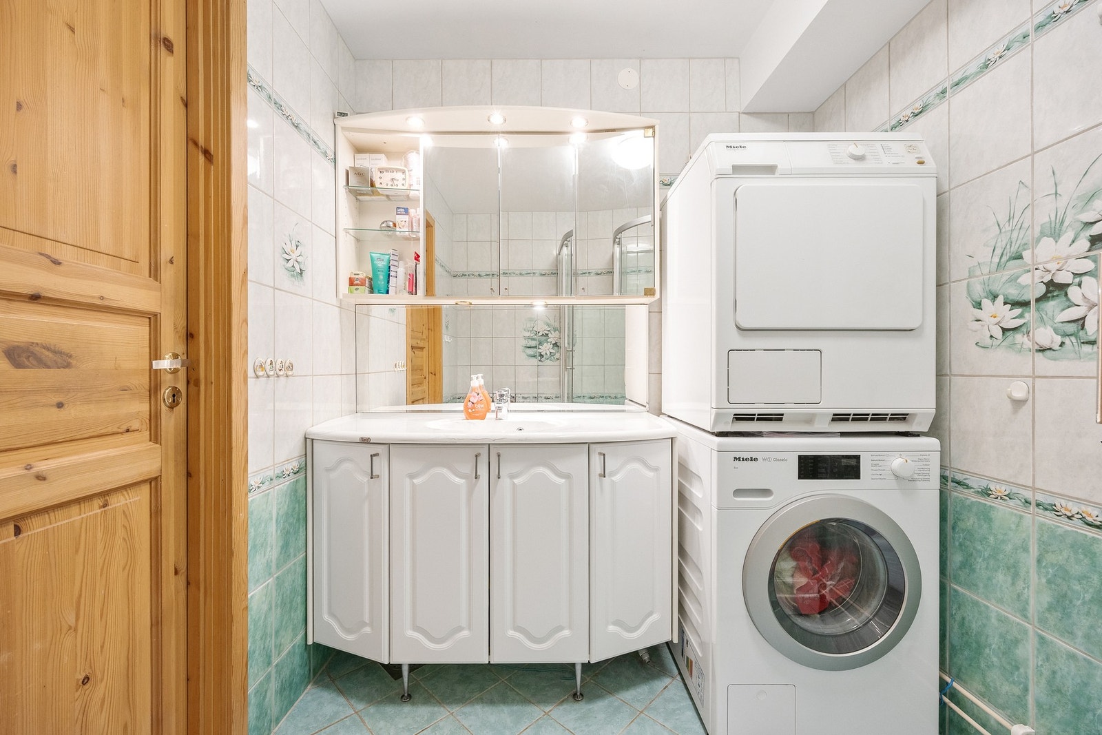 Servant med underskap, speilskap og god oppbevaringsplass. Galleribilde