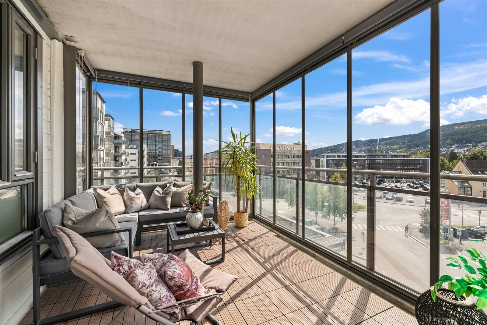 Attraktiv og tiltalende 3-roms hjørneleilighet m/carport. Stor innglasset og solrik balkong. Heis. El-bil lader! Galleribilde