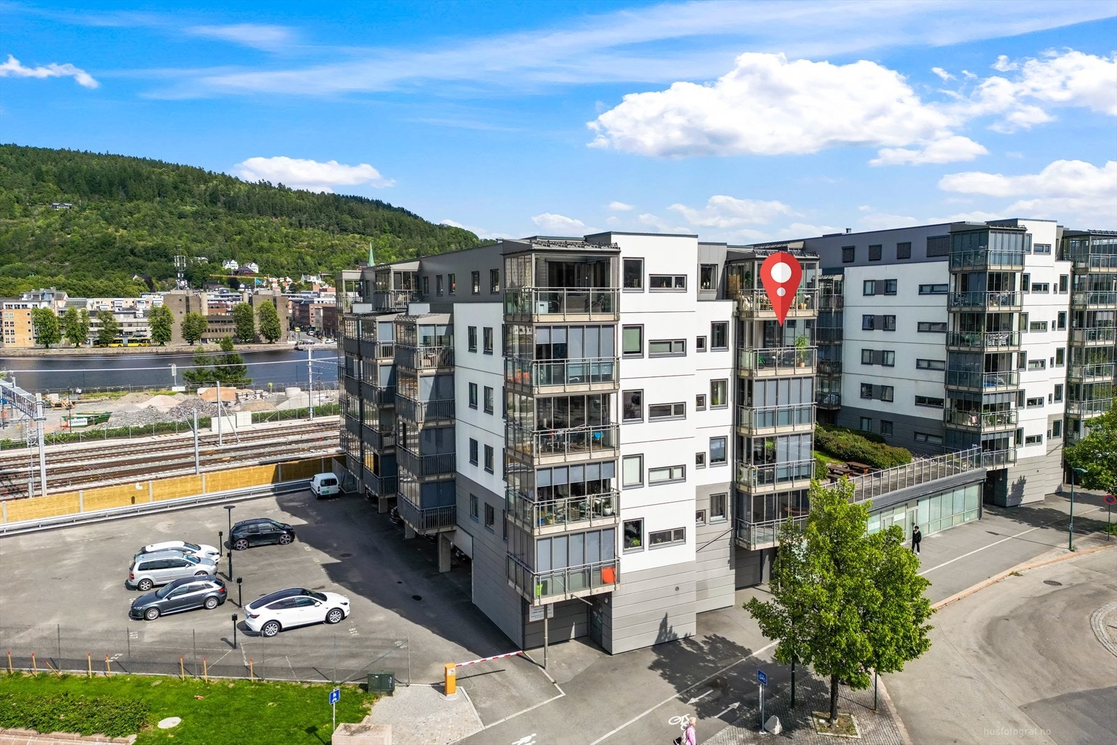 Fast parkeringsplass for en bil på utvendig biloppstillingsplass. Plassen er under tak/carport. Området er avstengt med bom. Leilighetene fikk tildelt sin parkerings plass når blokkene var nye og borettslaget kan ikke forandre på dette. Galleribilde