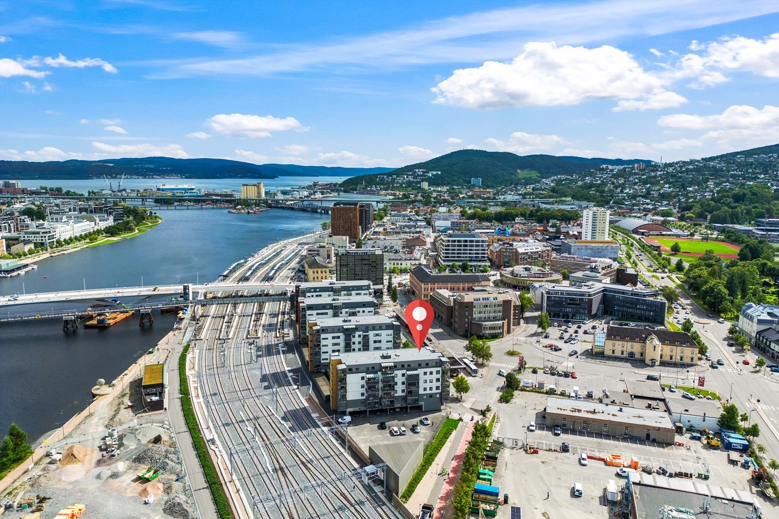Flotte turområder langs Drammenselven i elvepromenaden og kort vei til marka med gode turmuligheter sommer som vinter. Galleribilde