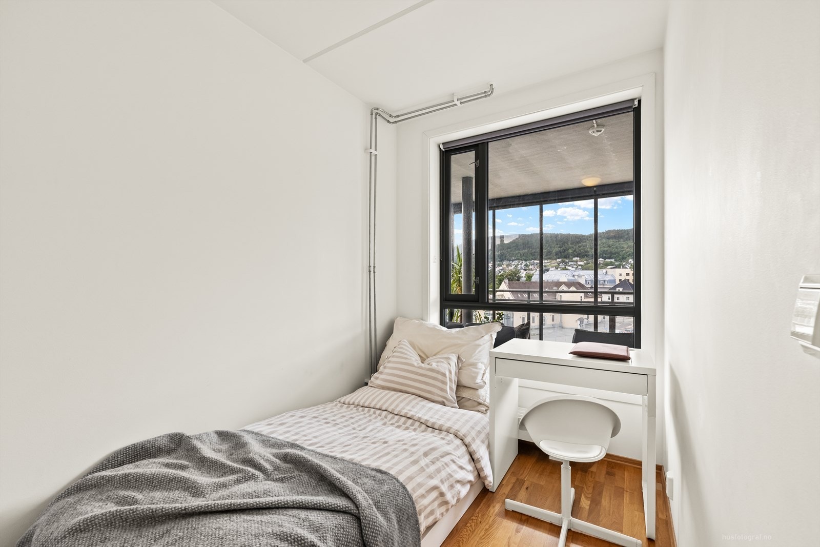 Soverom 2 er et mindre soverom som passer perfekt som barnerom eller gjesterom. Det er garderobeskap på soverommet. Galleribilde