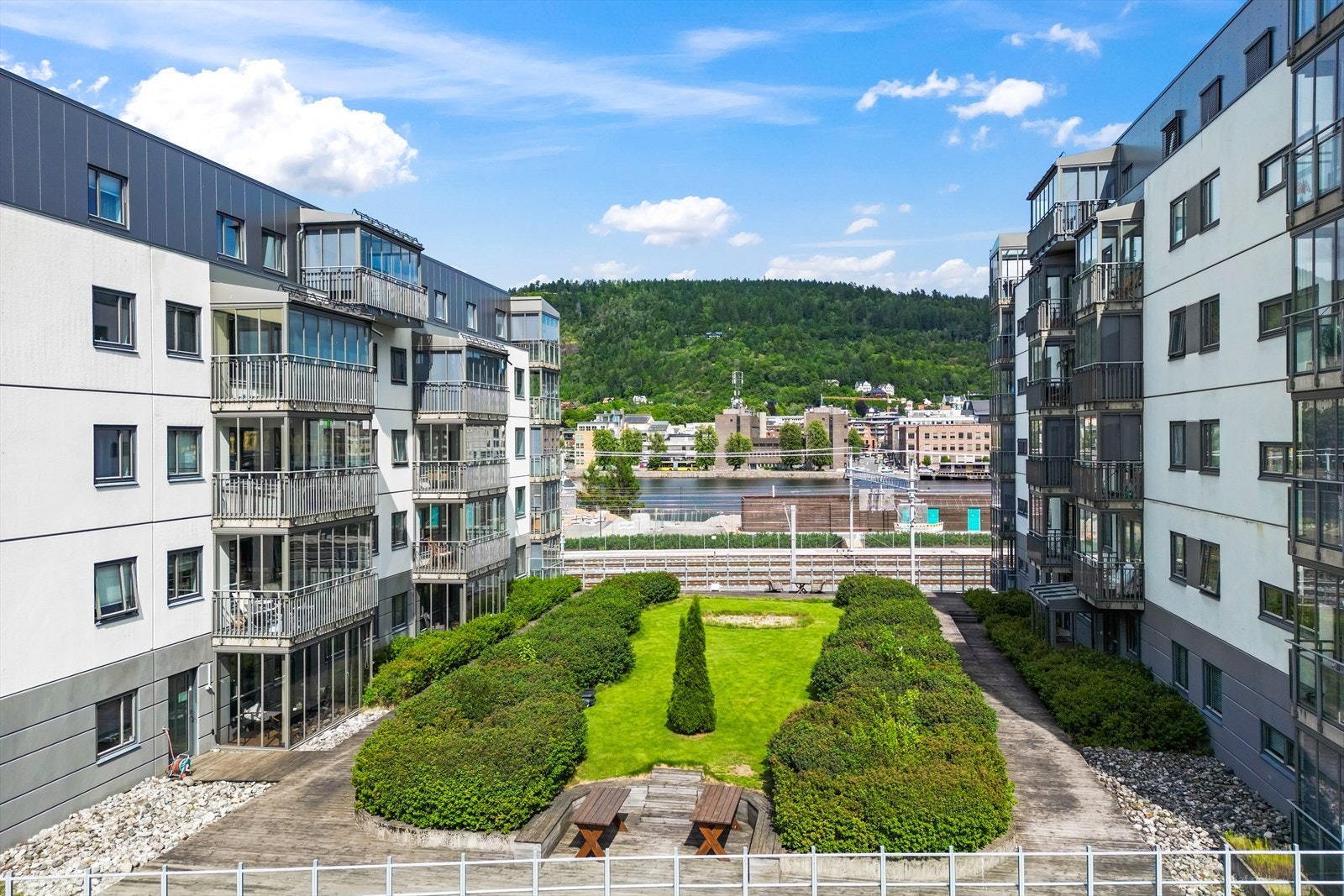 Opparbeidede fellesarealer med atrium. Galleribilde
