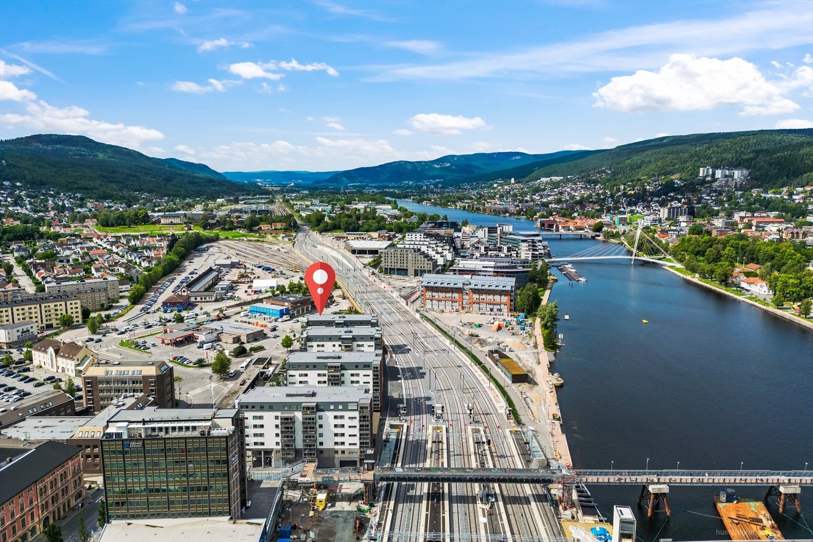 Kort gangavstand til torget med jernbanestasjon, forretninger, treningssenter, samt et rikt utvalg av underholdnings- og servicetilbud Galleribilde