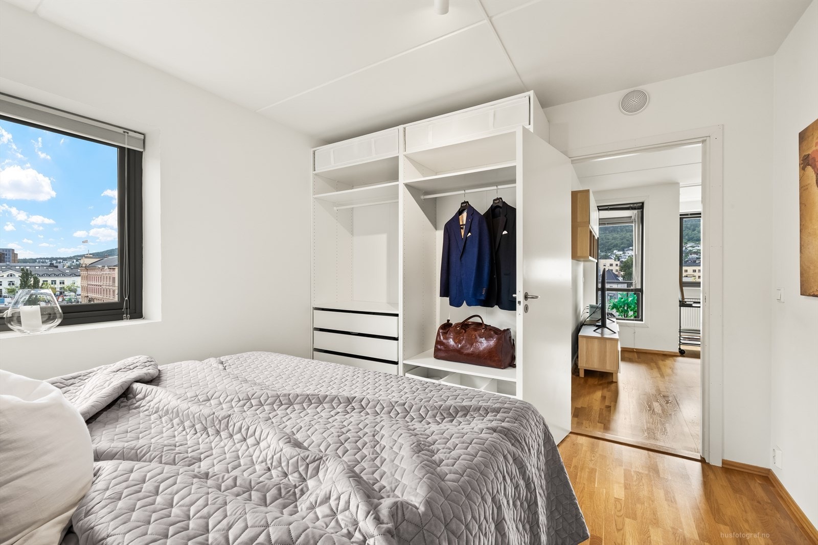 Leiligheten har 2 soverom med garderobeskap. Galleribilde