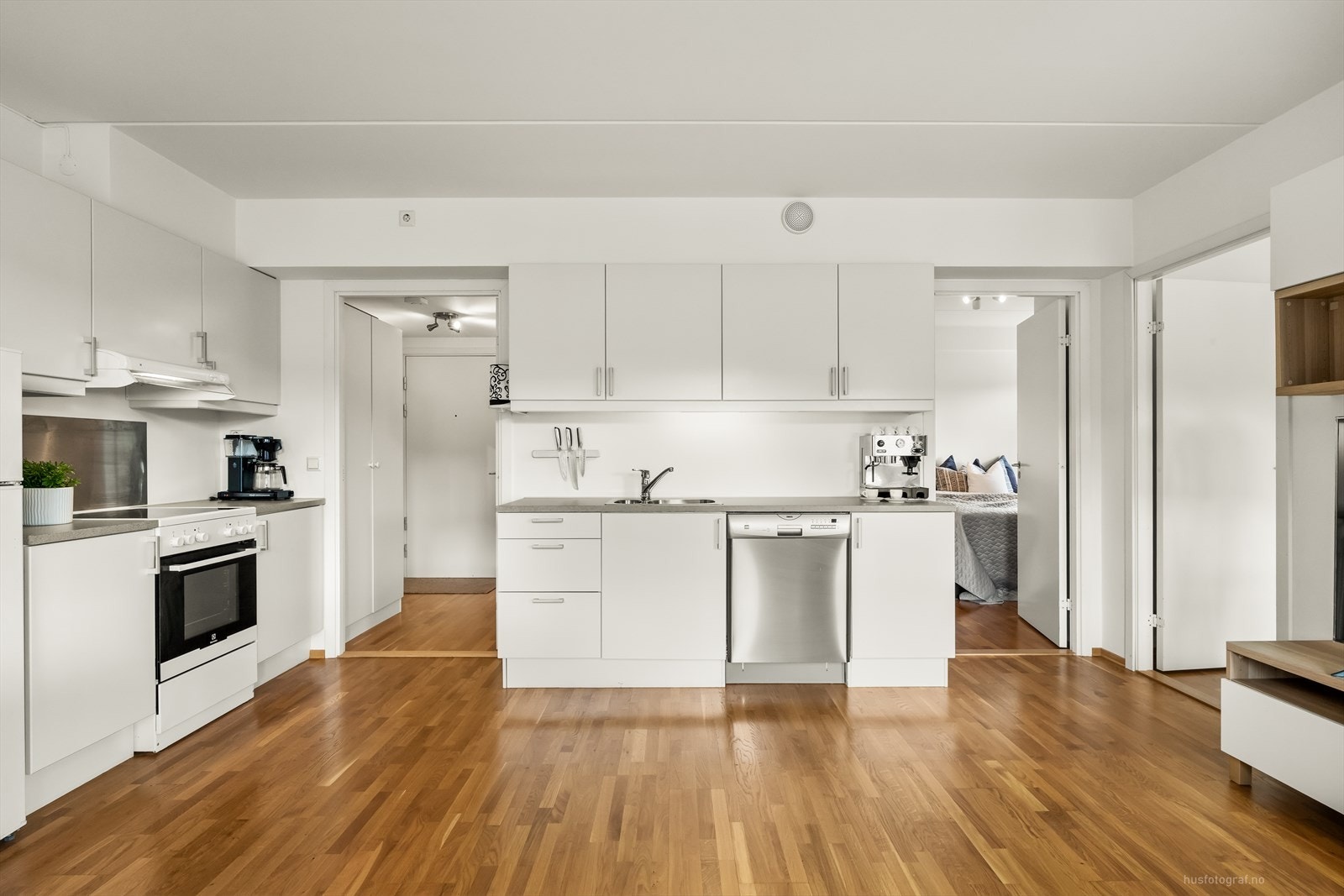 Praktisk kjøkkeninnredning med frittstående hvitevarer. Galleribilde