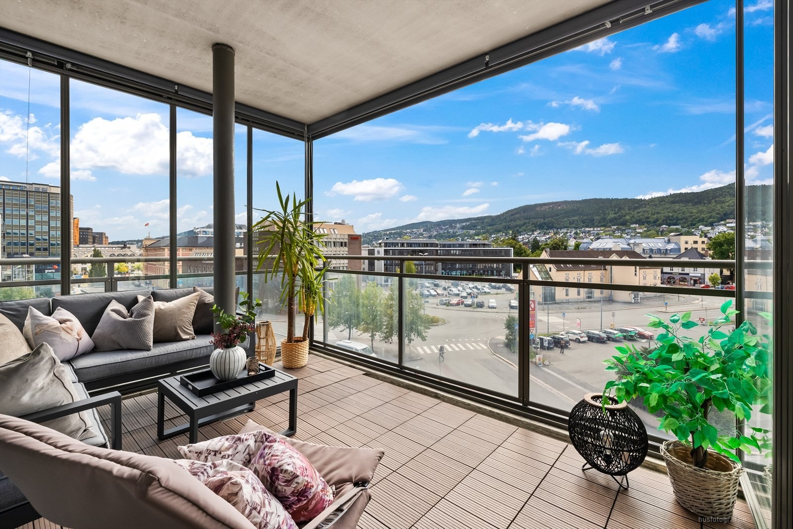 Lys og delikat hjørneleilighet med god planløsning. Beliggende i bygg oppført i 2006. Galleribilde