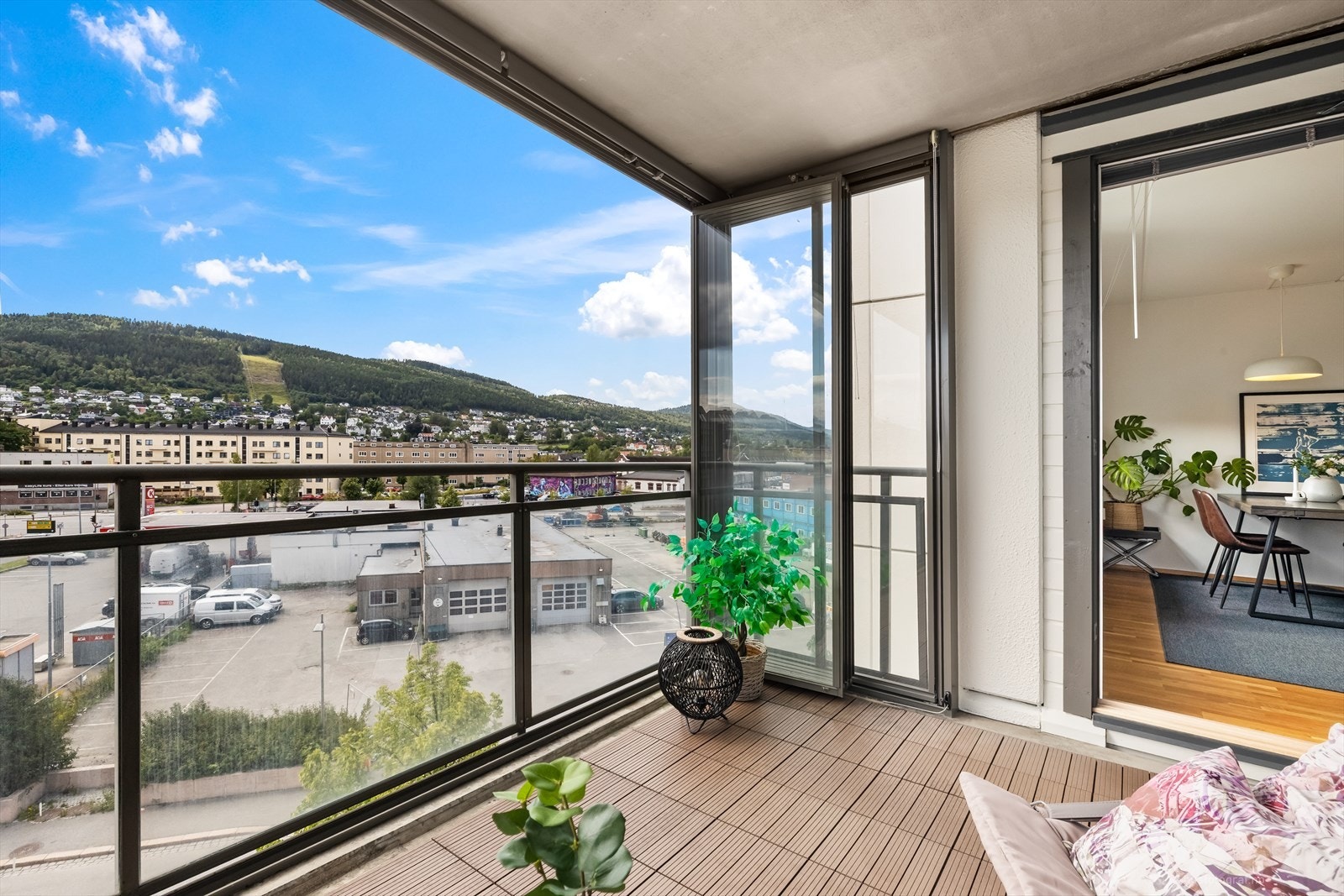 Innglasset balkong på ca. 11 kvm. med flott utsikt og svært gode solforhold. Galleribilde
