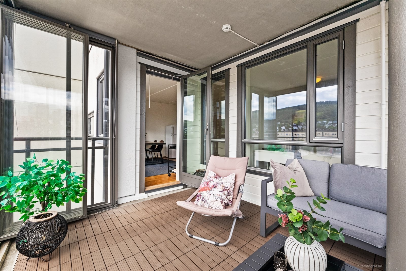 Lettstelt og praktisk sentrumsleilighet beliggende mot elven og Bragernes torg. Galleribilde