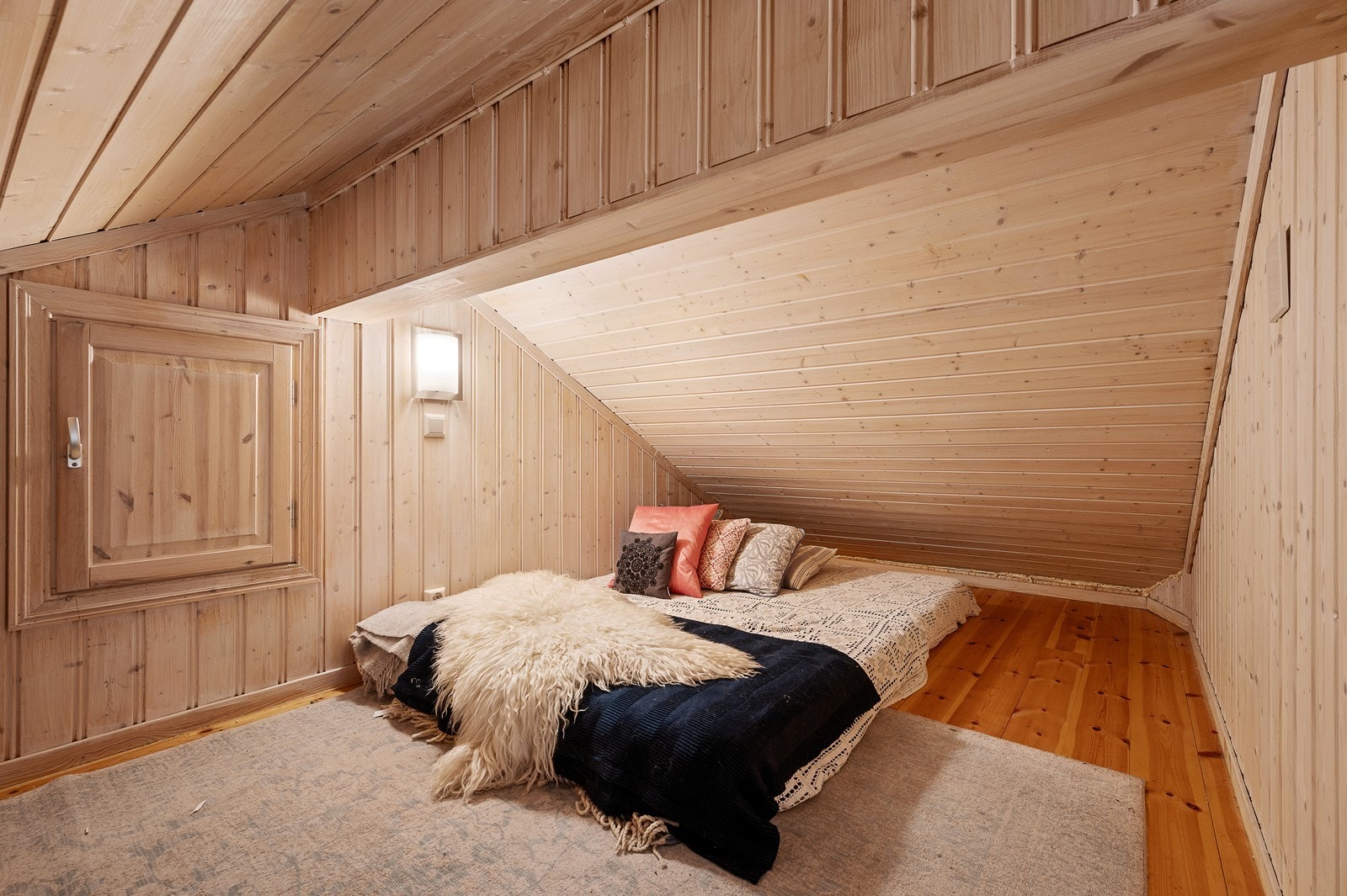 Koselig hems med plass til lagring og ekstra sengeplass. Her er lav takhøyde. Galleribilde