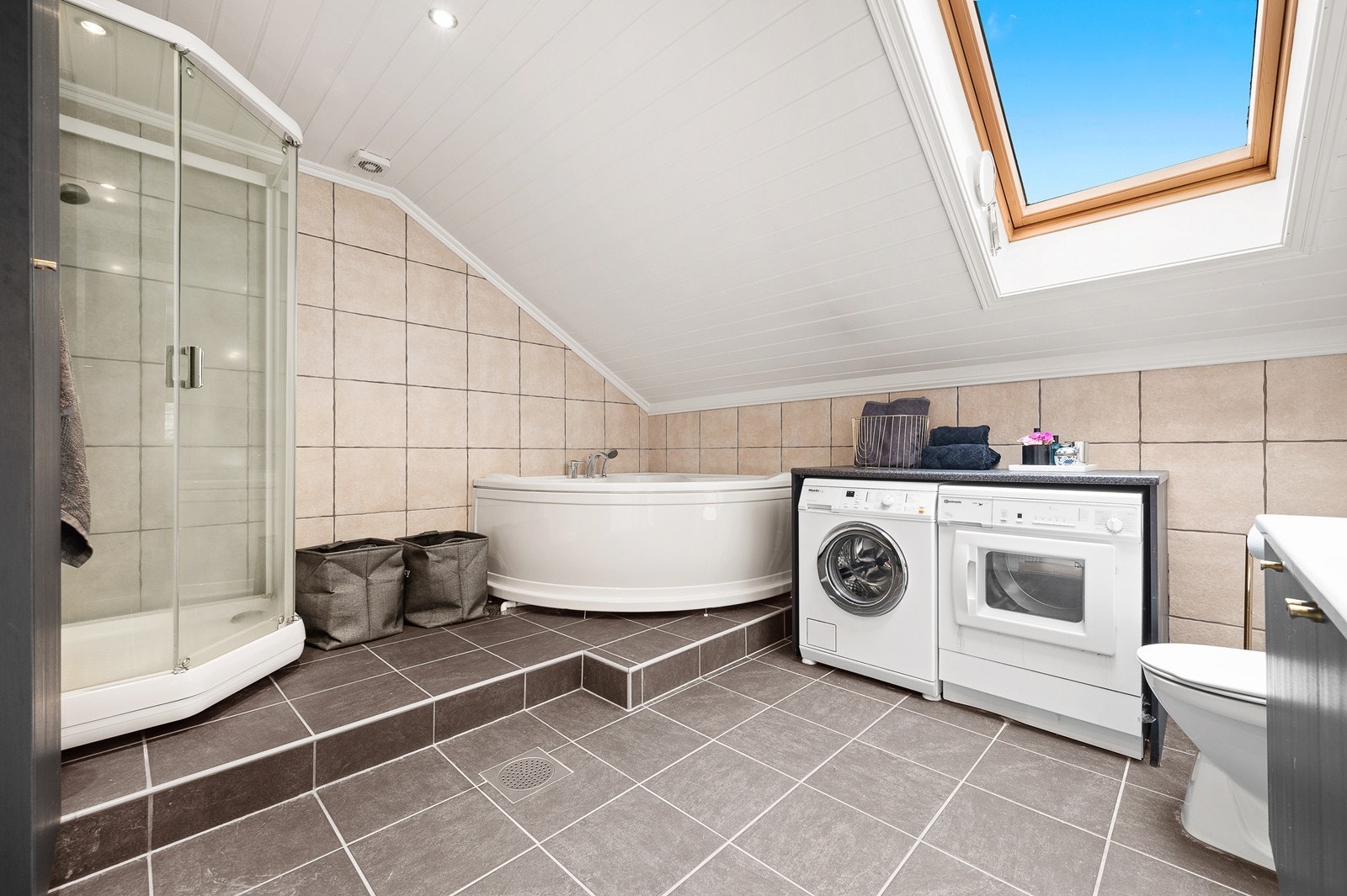 Opplegg for vaskemaskin og tørketrommel. Galleribilde