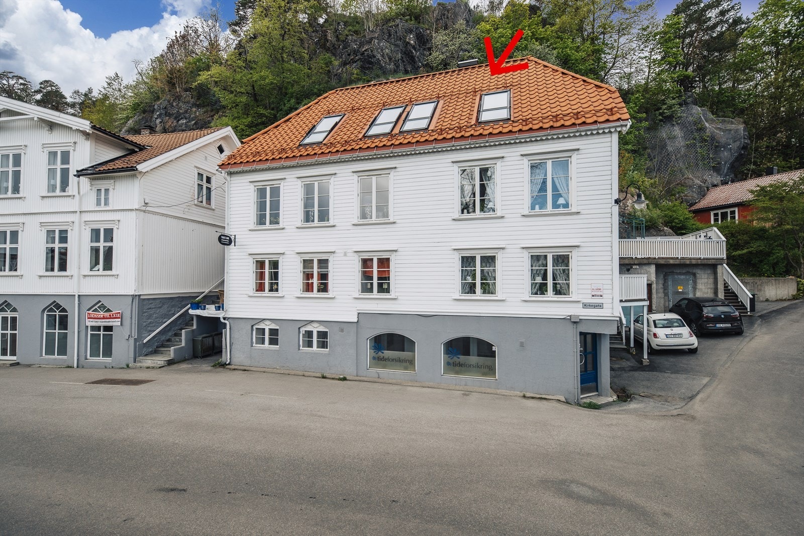 Stor flott selveiet toppleilighet med parkering, sjøutsikt og svært sentralt beliggende. Galleribilde