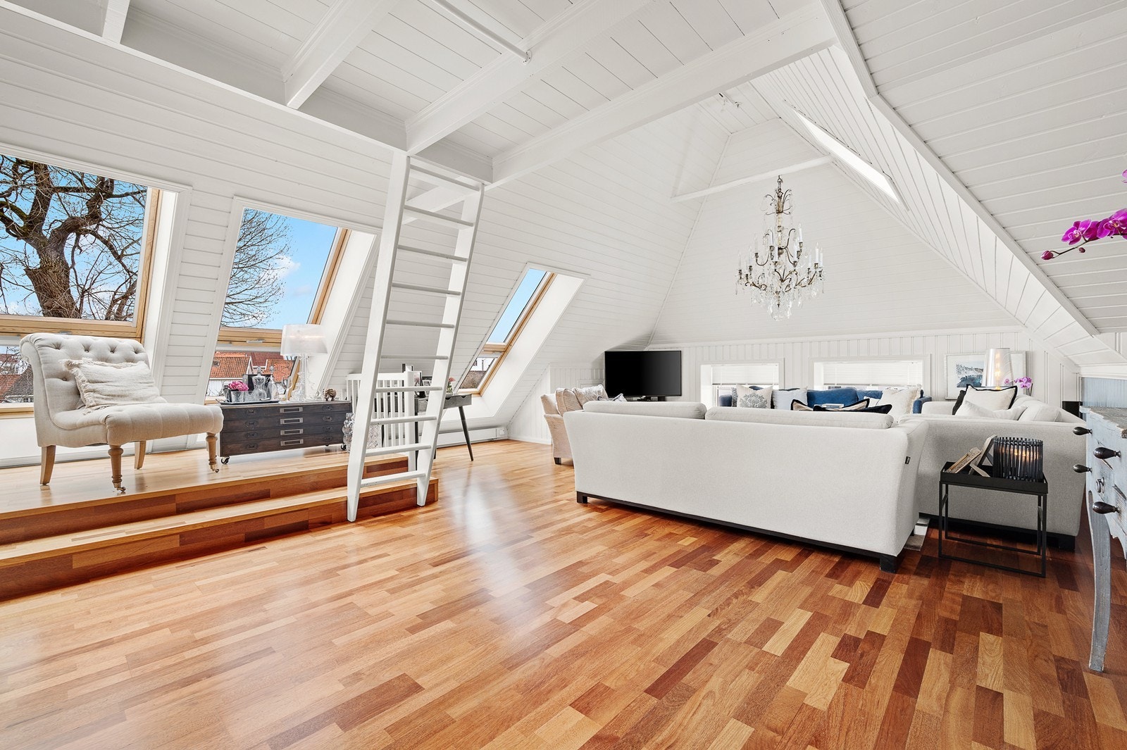 Mellomstue med trapp opp til en koselig hems. Galleribilde