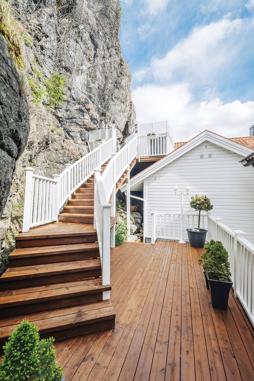 Utvendig har leiligheten 3 platåer på forskjellige nivåer som de disponerer. Galleribilde