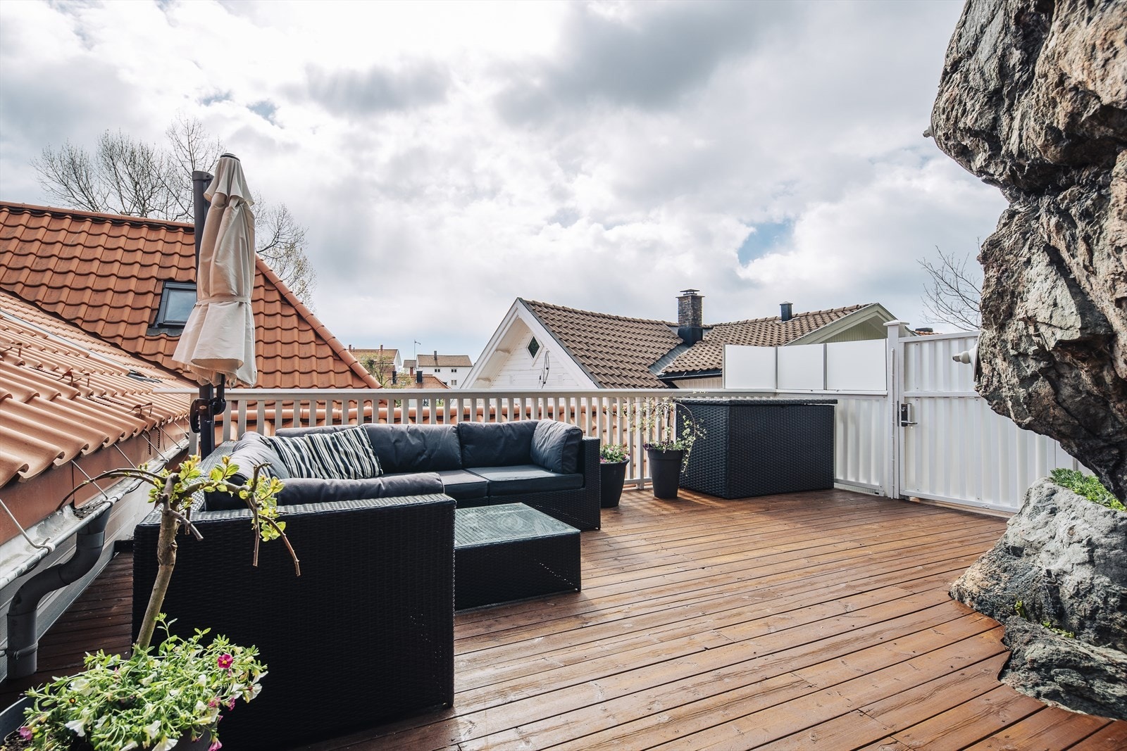 Hyggelig terrasse på toppen hvor det er plass for hagemøbler og utehygge. Galleribilde