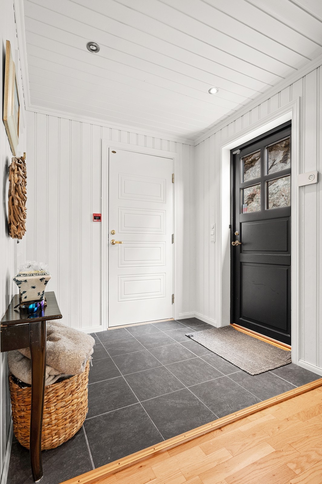 Leiligheten inneholder: Vindfang, kjøkken, spisestue, mellomstue, stue, hems, 3 soverom, bad, toalettrom, mellomgang og bod. Galleribilde