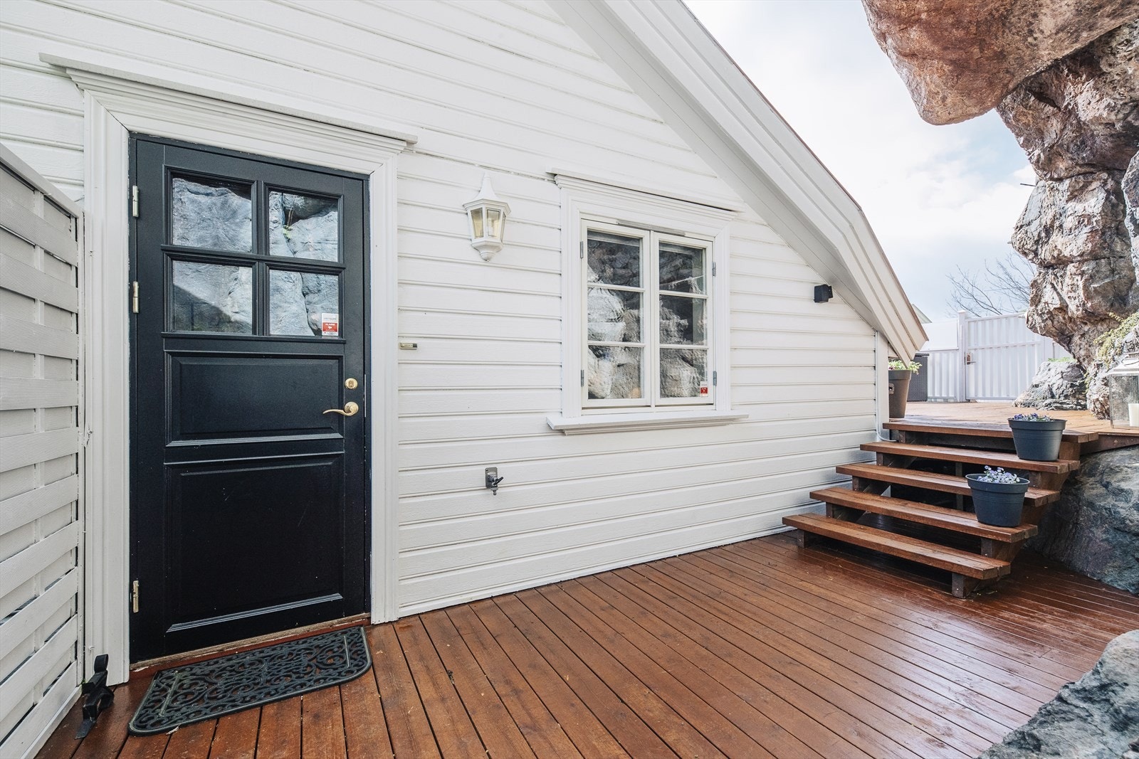 Koselig terrasse utenfor inngangspartiet. Galleribilde