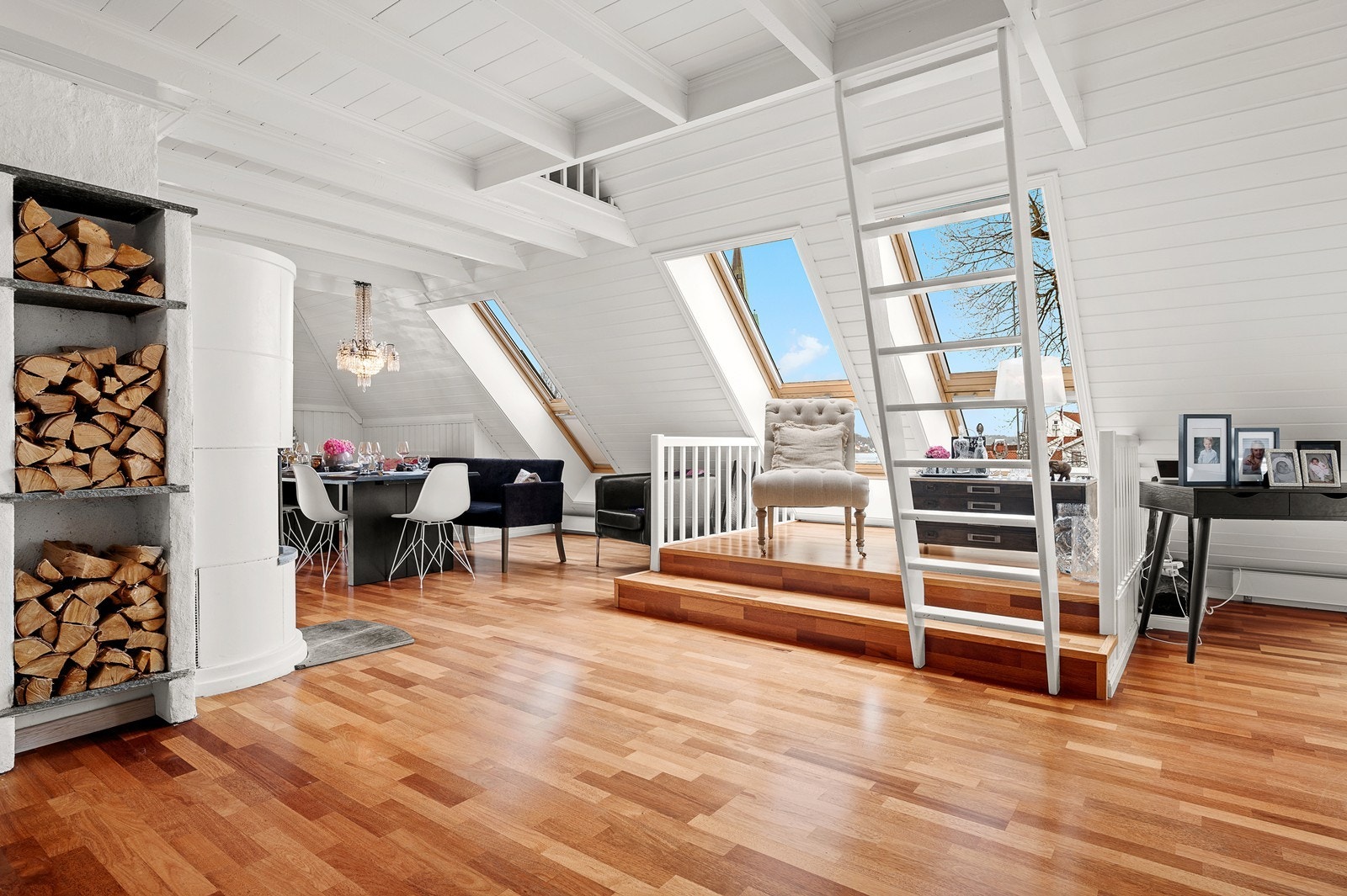 Det er åpen løsning mellom kjøkken og stue. Galleribilde