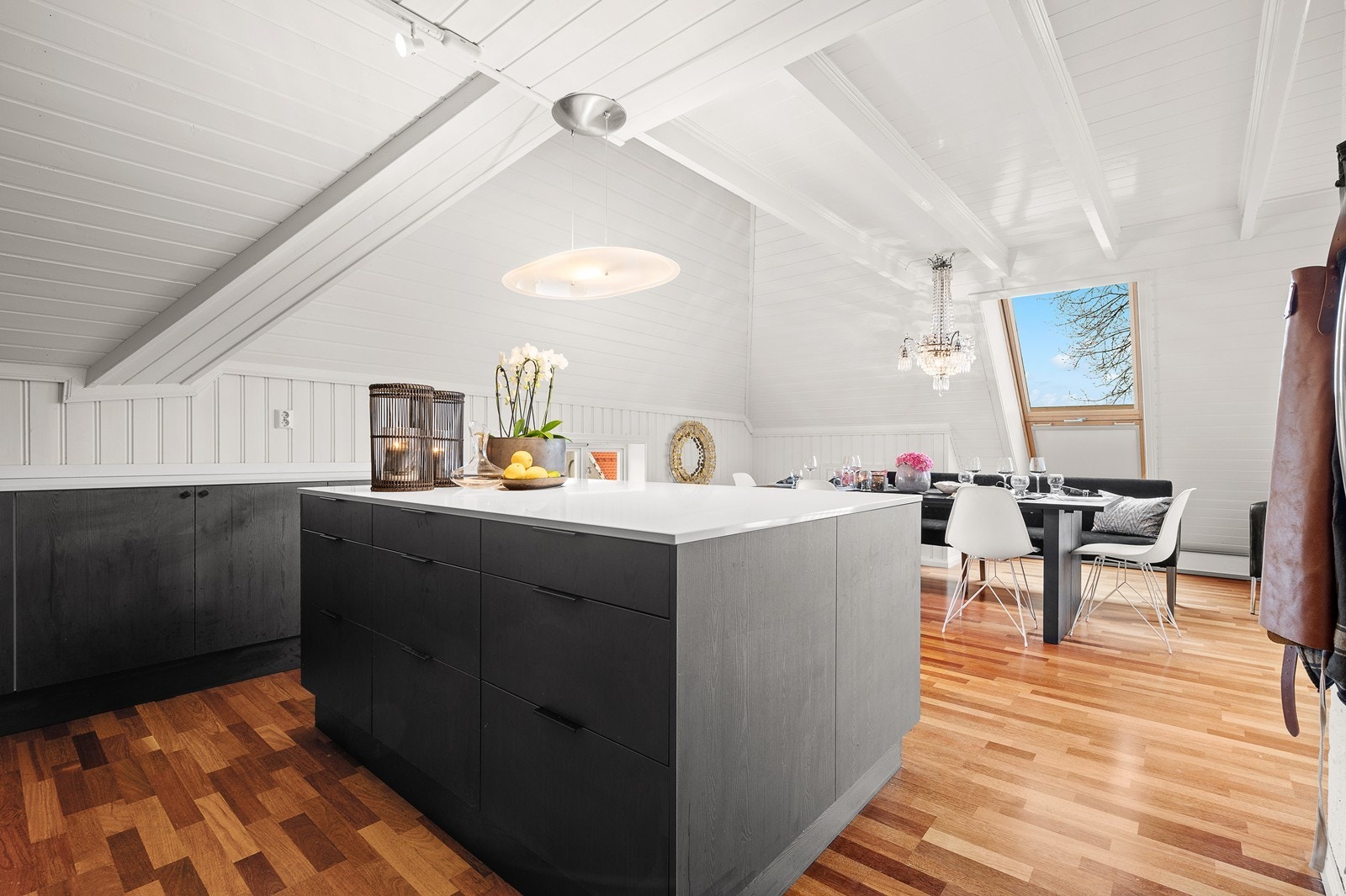 Kjøkken med innredning med sorte fronter og kompositt benkeplate fra Norsk naturstein. Galleribilde