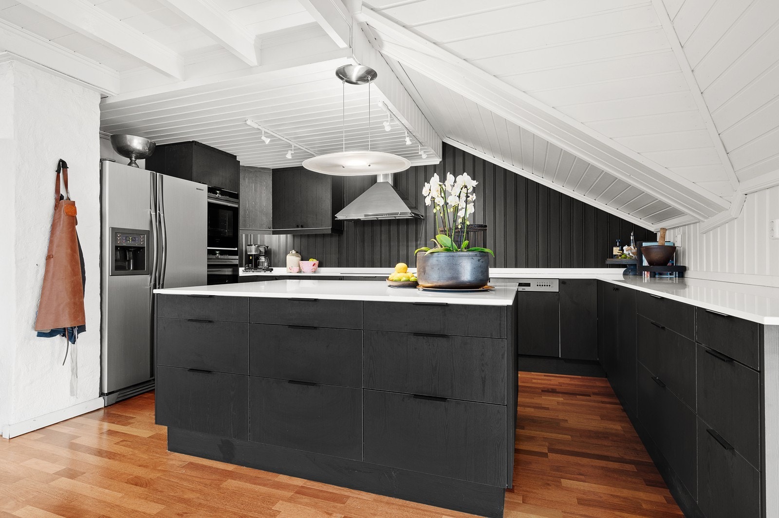 Nye fronter fra Kragerø kjøkkensenter og flere nye skap. Ny kjøkkenøy med skuffer. Galleribilde