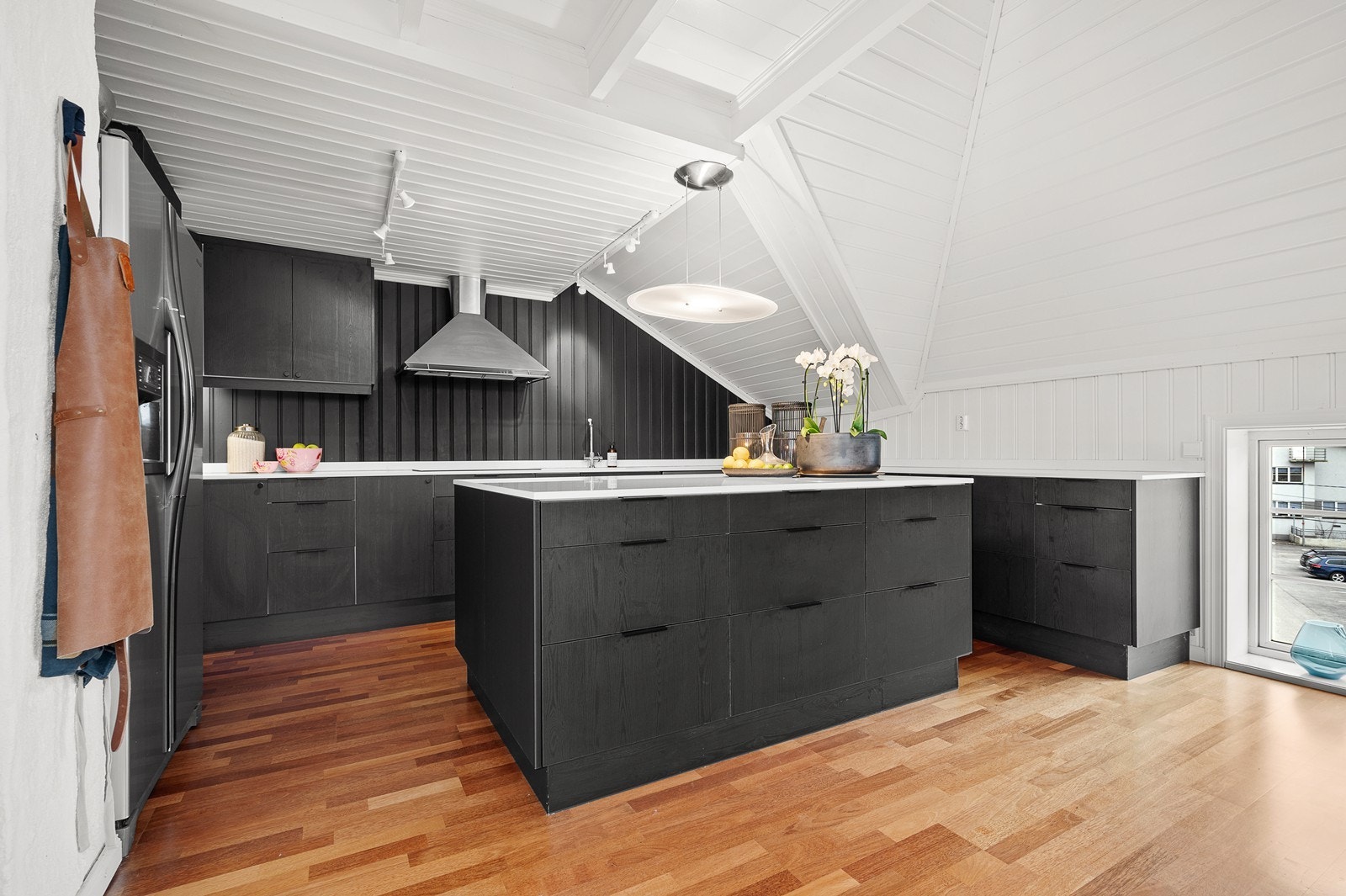 2 integrerte stekeovner, koketopp, oppvaskmaskin og kjøl/fryseskap med isbitmaskin. Galleribilde