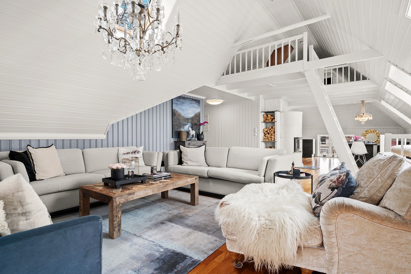 Flott stue med god plass til sofagruppe. Galleribilde