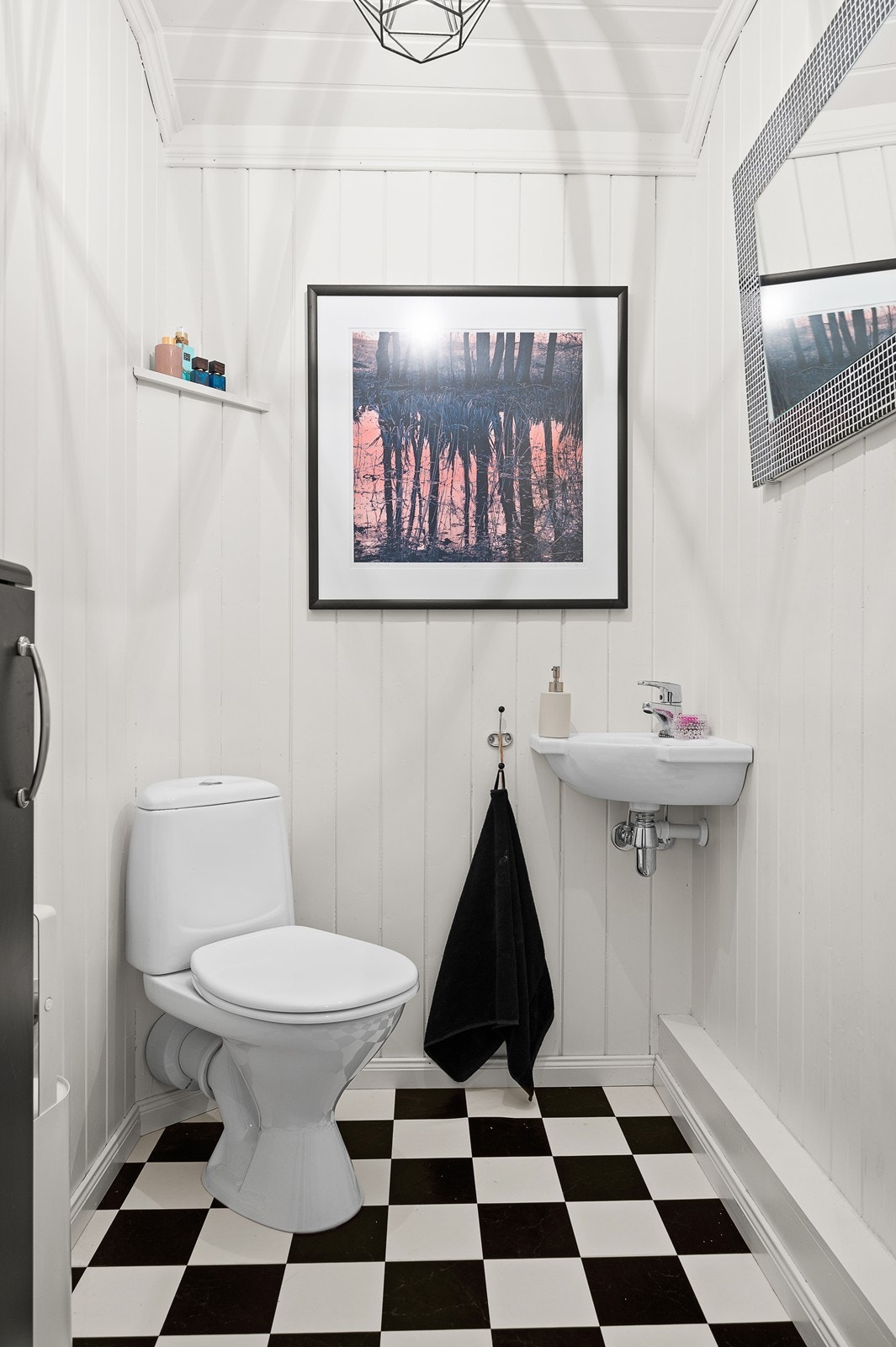 Toalettrom med wc og håndvask. Galleribilde