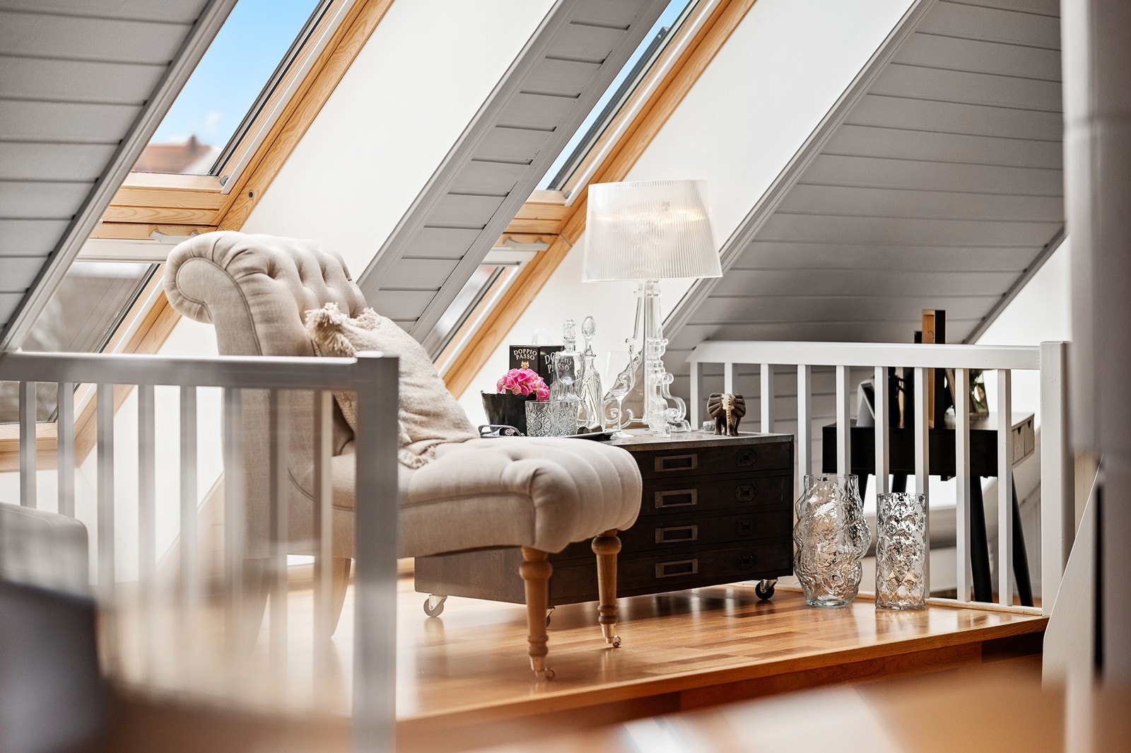 I mellomstuen er det solrik velux takaltan med utsikt mot sjøen. Galleribilde