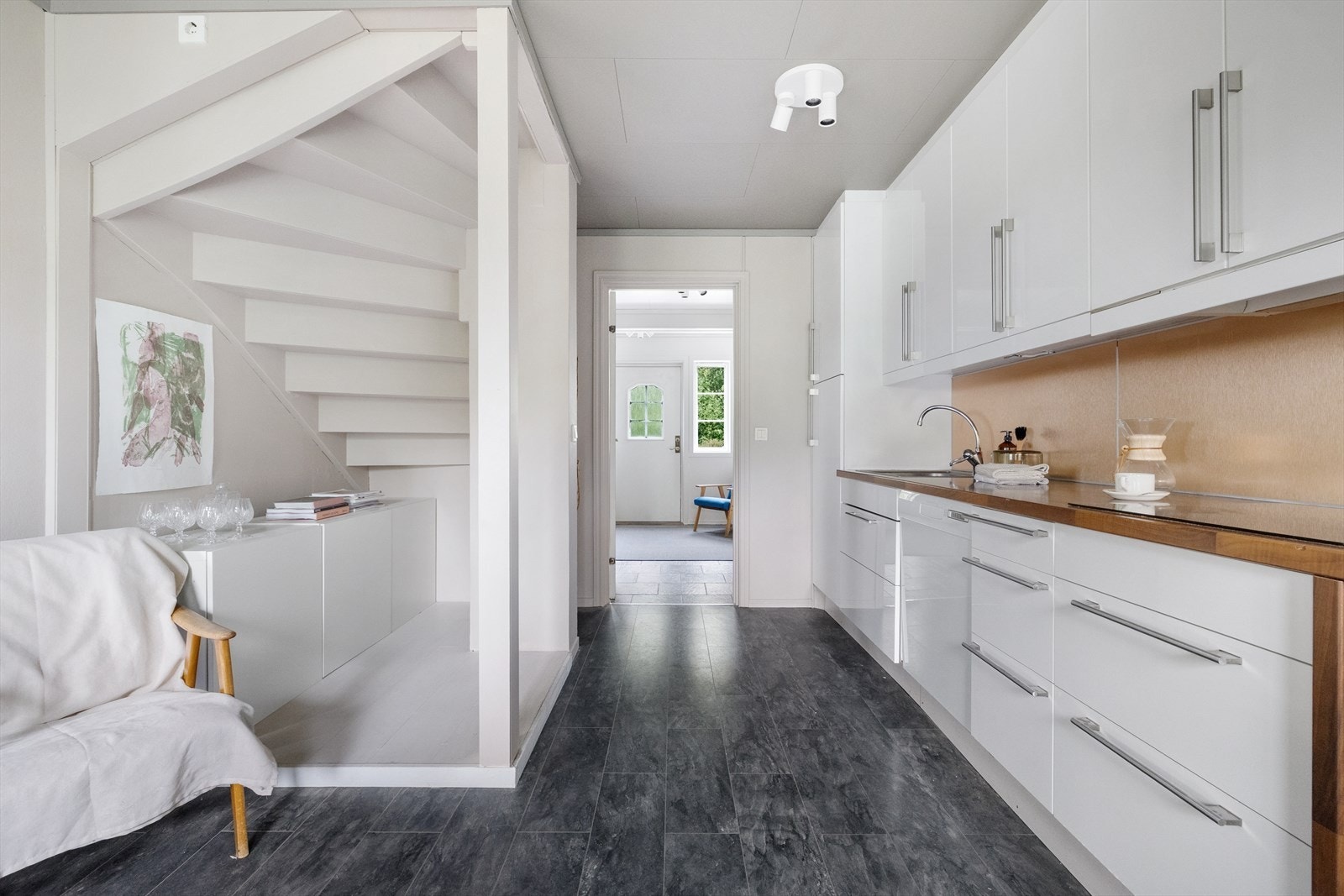 Kjøkkenet er godt utstyrt med skuffer og skap. Galleribilde