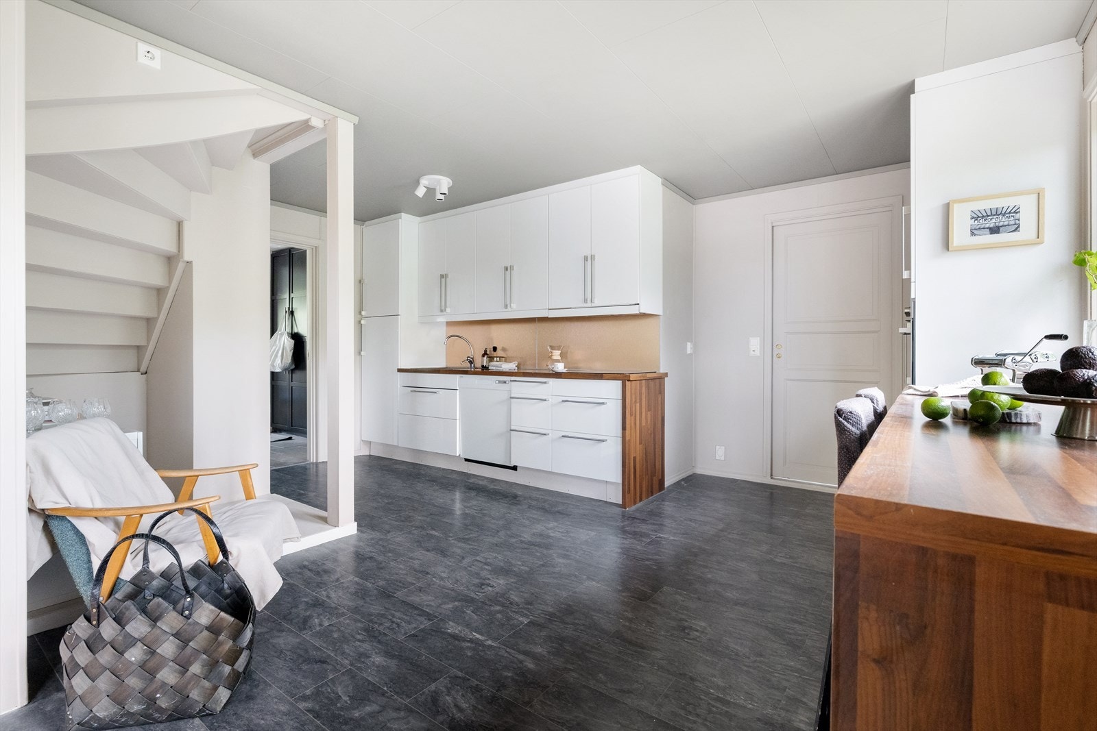 Tidløst kjøkken med glatte fronter og benkeplate i tre. Galleribilde