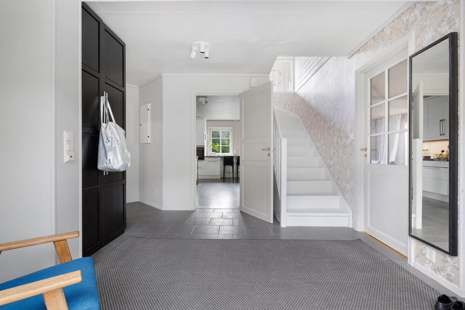 Romslig entré med garderobeskap. Galleribilde