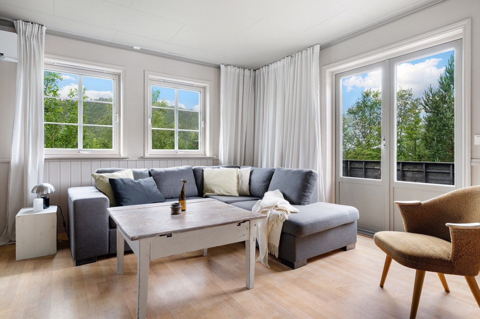 Fra stuen har man direkte utgang til terrasse. Galleribilde