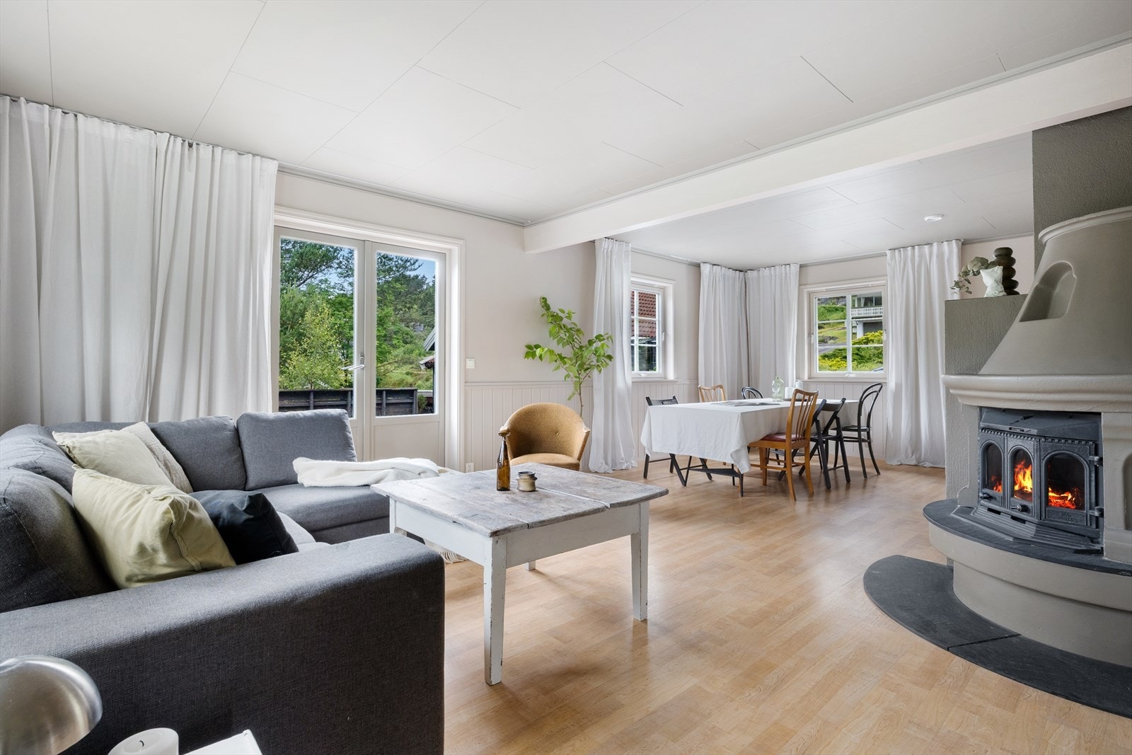 Koselig peis som varmer på kaldere dager. Galleribilde