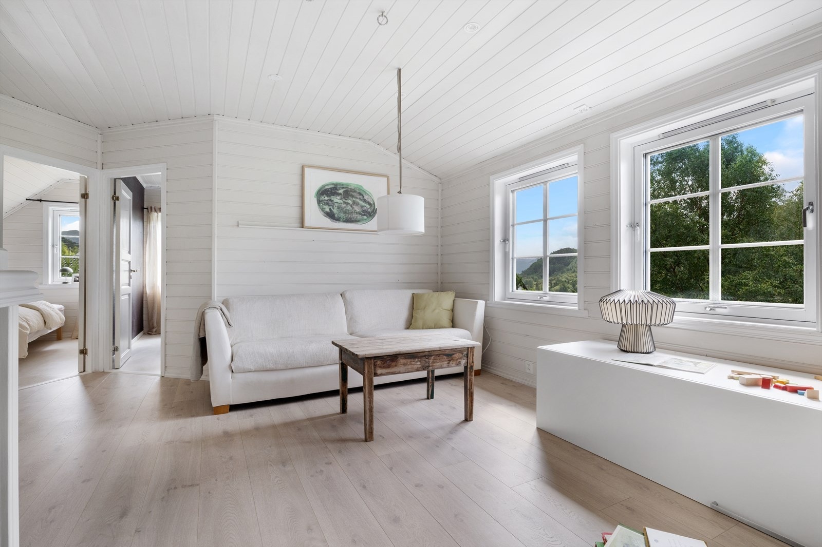 Koselig loftstue med god plass til sittegruppe. Galleribilde