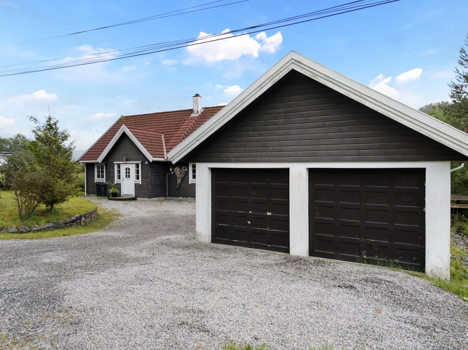 Boligen har dobbel garasje. Den er i dag inndelt med en garasje del og en bod. Galleribilde