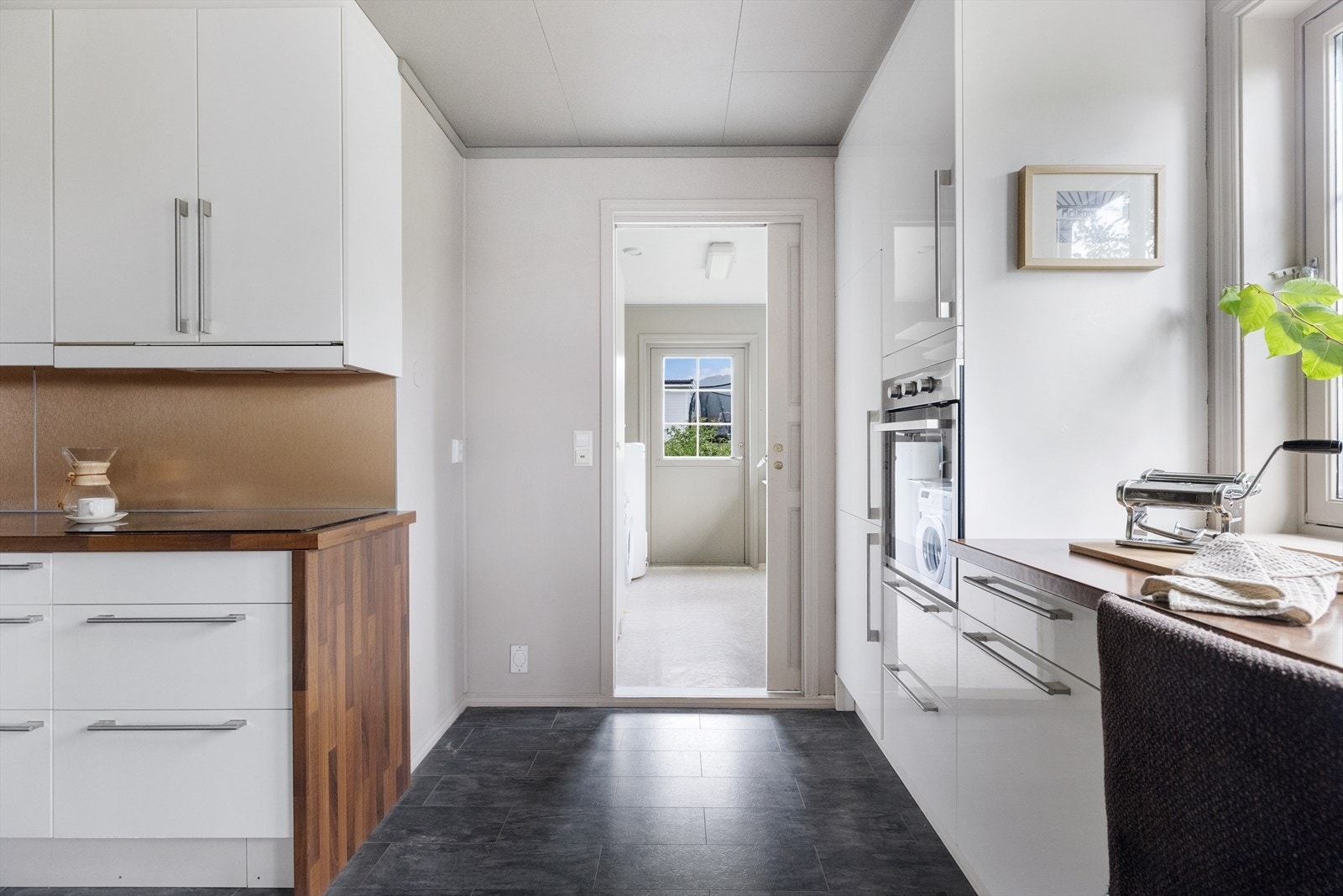 Fra kjøkkenet har du inngang til et praktisk vaskerom. Galleribilde