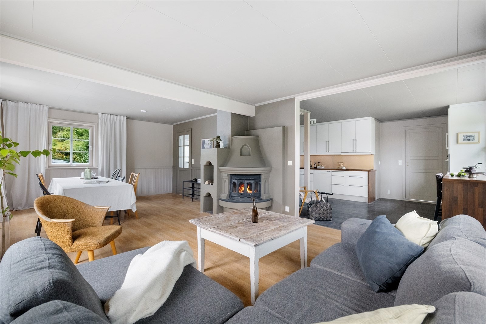 Lys og trivelig stue med god plass til møblering. Galleribilde