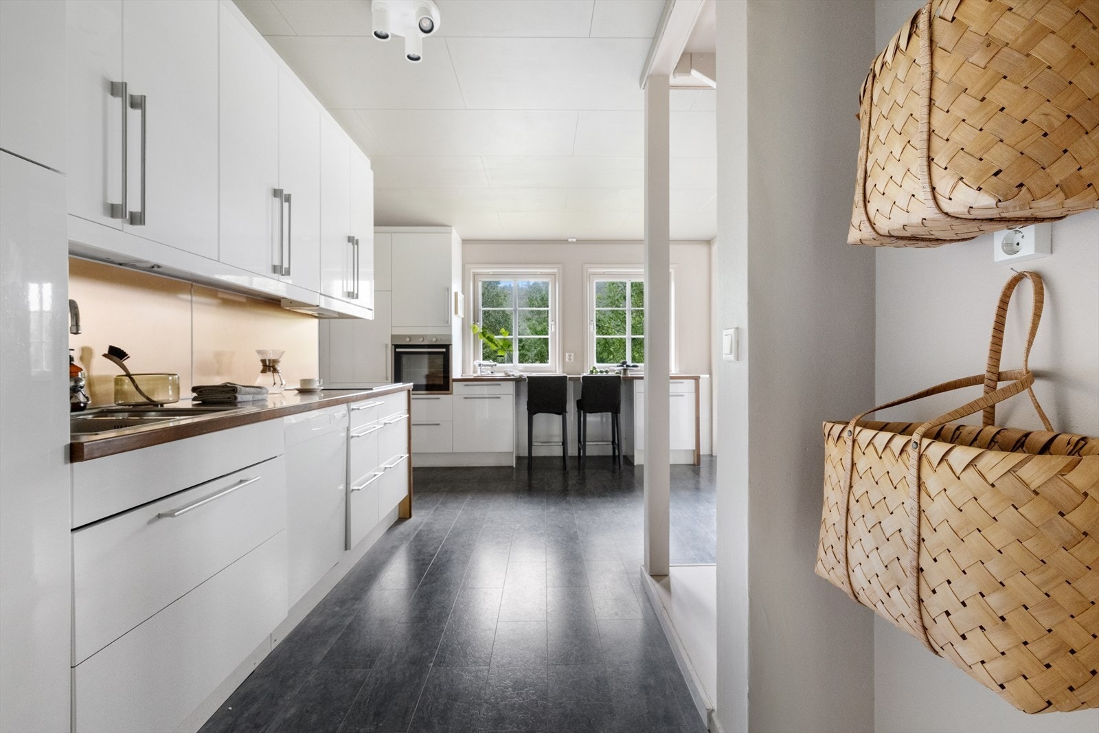 Integrert kjøleskap, oppvaskmaskin, platetopp og stekeovn. Galleribilde