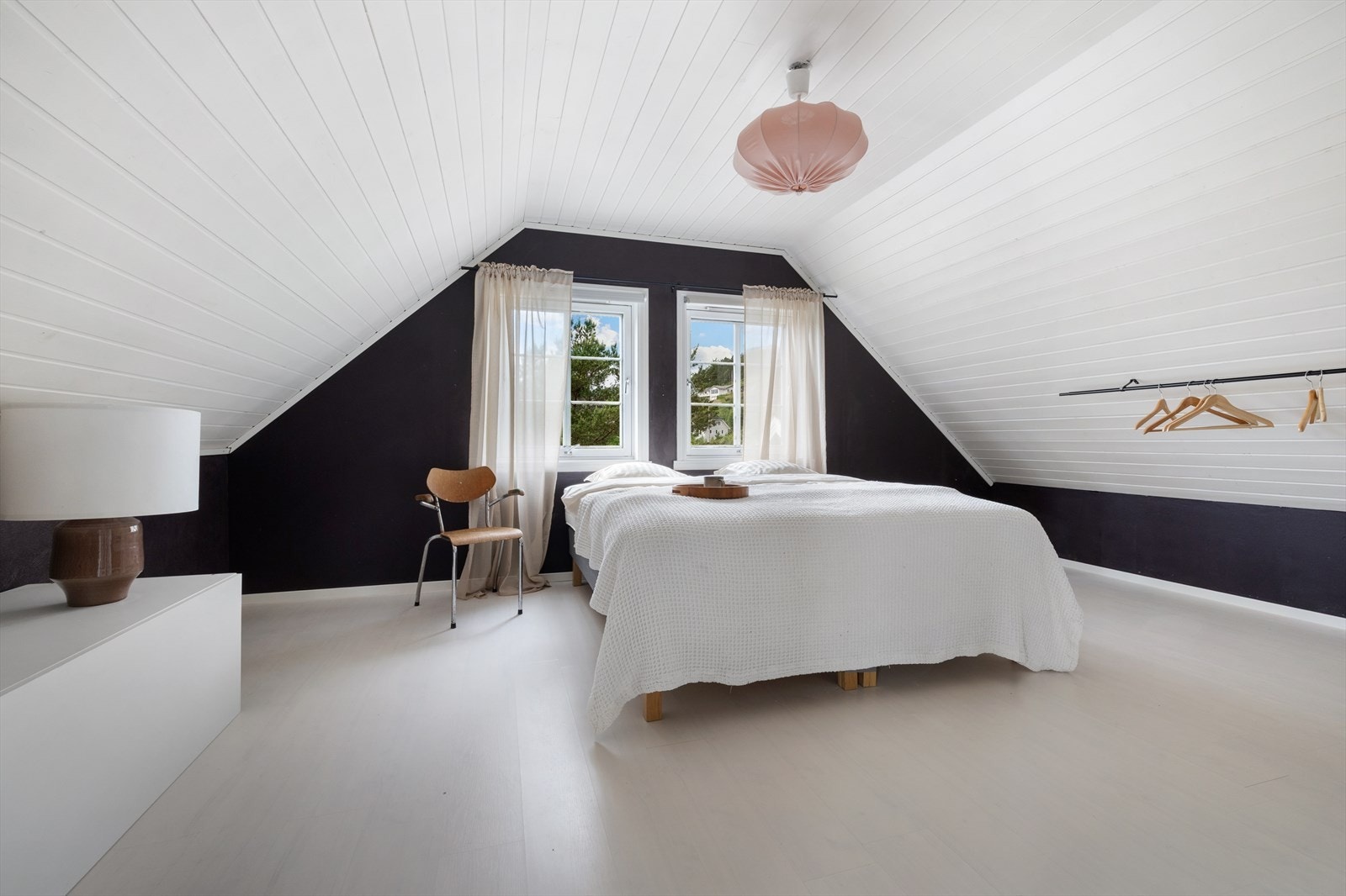 Romslig hovedsoverom på loft. Galleribilde