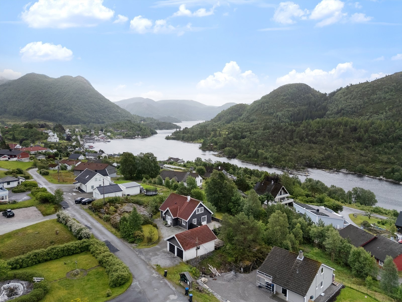 Eiendommen har en sentral beliggenhet med kort vei til Eivindvik sentrum. Der vil du finne dagligvare, treningssenter, barnehage, skole, helsetjenester/legekontor og kaiområdet m.v. Galleribilde