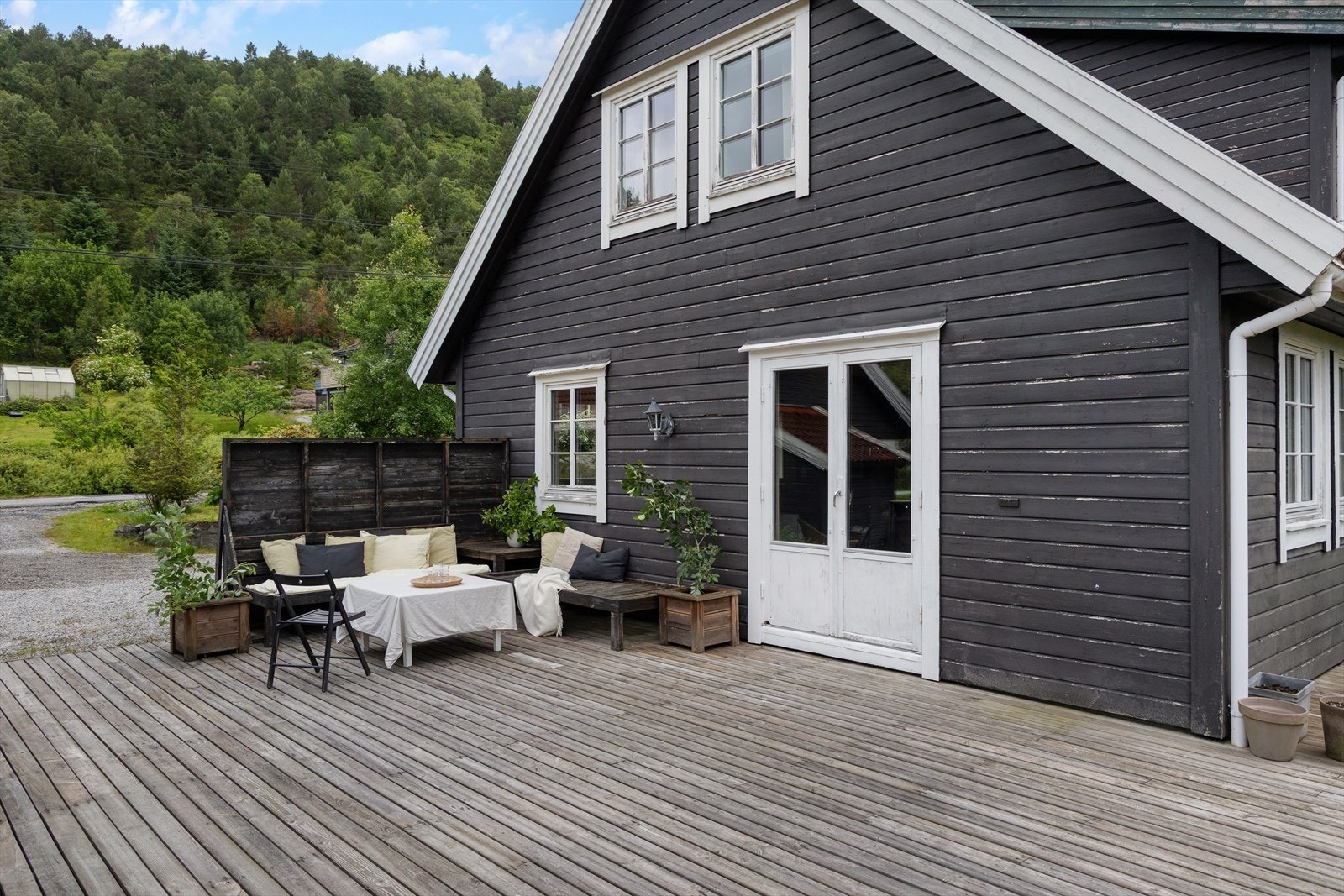 Her kommer man ut til en flott terrasse på 53 kvm. Galleribilde