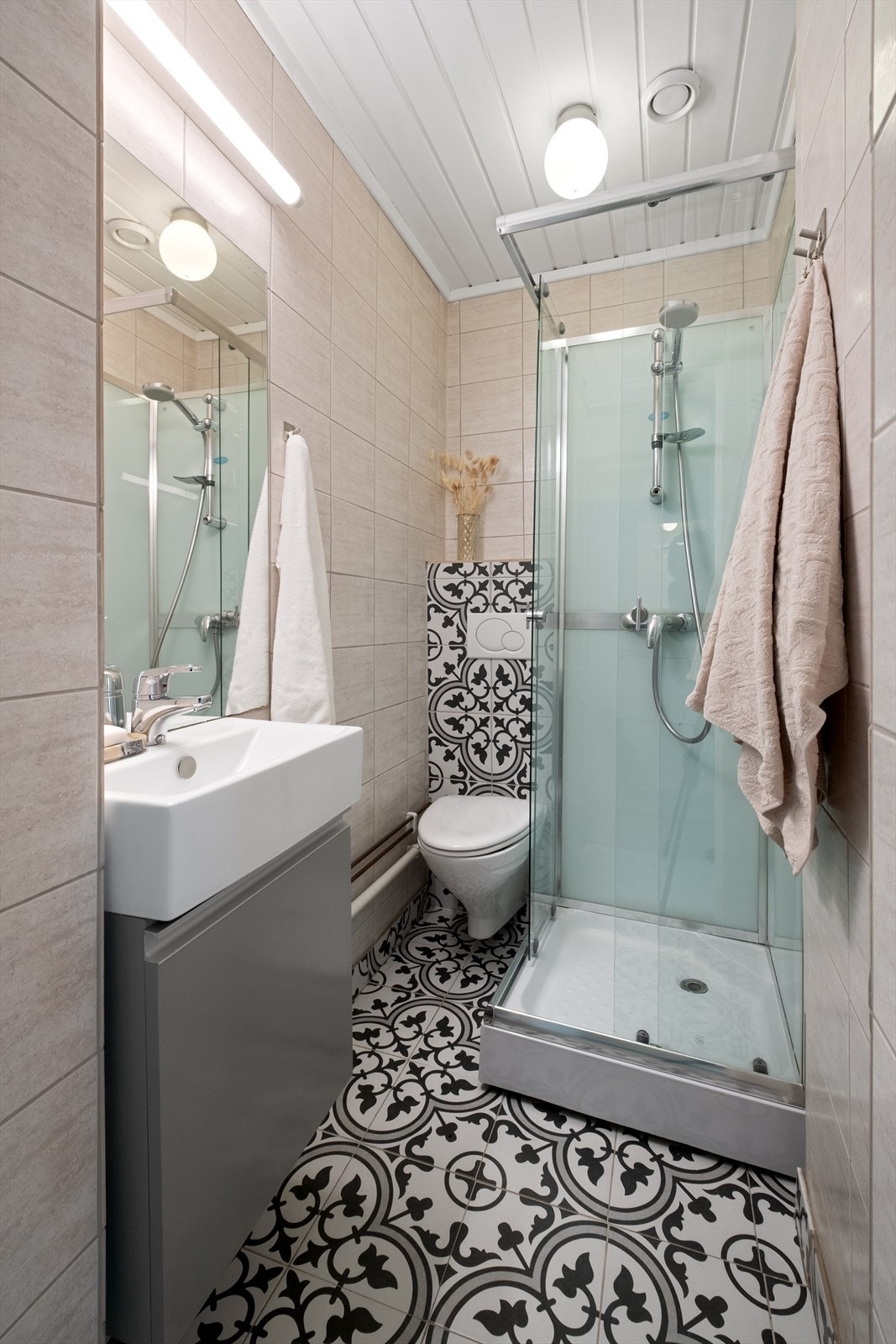 - Flislagt baderom fra 2012 med varme i gulvet. I 2016 ble det lagt ny membran og nye gulvfliser - Galleribilde