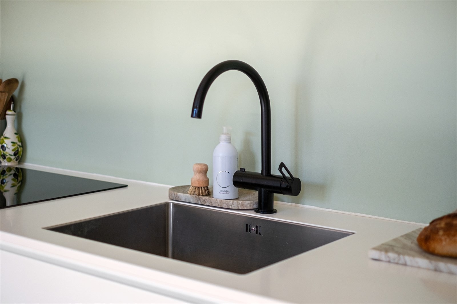 - Av hvitevarer er det integrert induksjonstopp, stekeovn, vinskap og kjøl/ fryseskap. Kullfilterventilator over kokeplass - Galleribilde