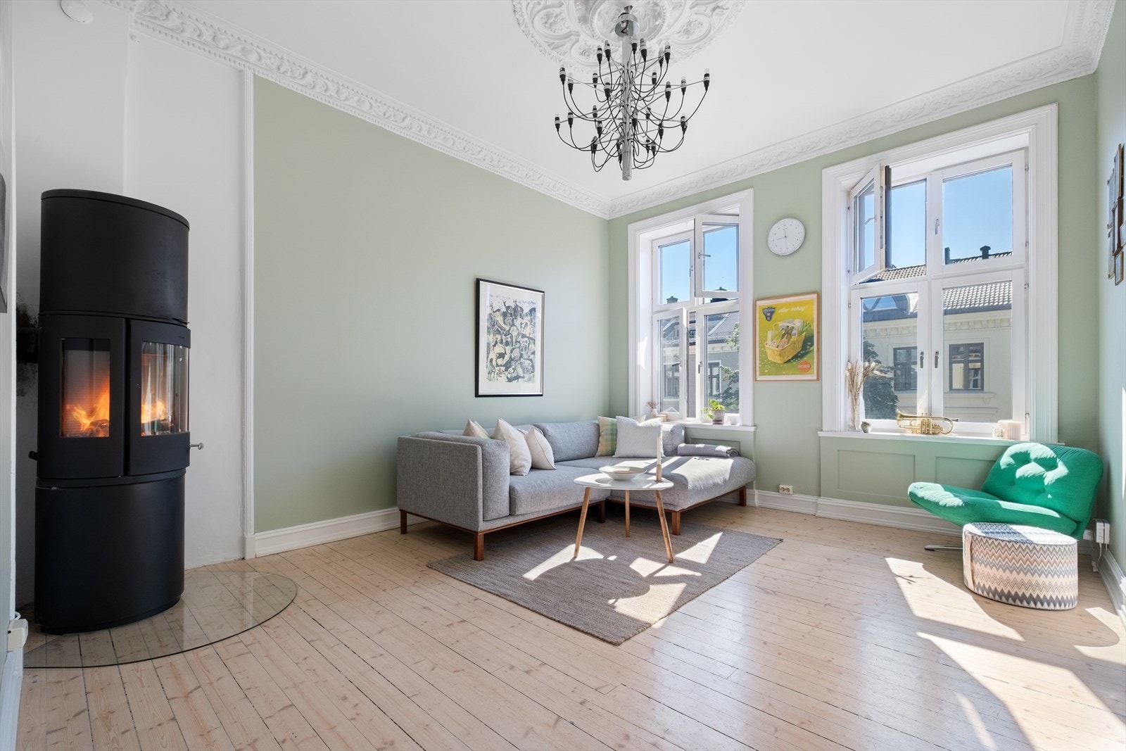 - Lys og hyggelig stue med store vindusflater som gir rikelig med luft og lys, generøs takhøyde på 3,03 meter og klassiske detaljer so Galleribilde