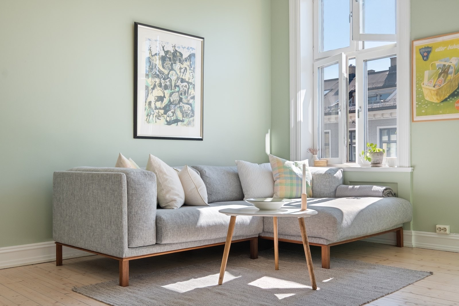 - Leiligheten er malt i delikate og tidsriktige farger - Galleribilde