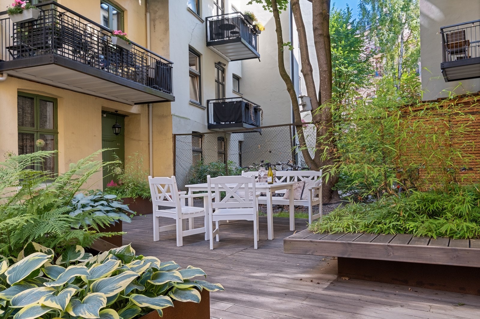 - Hyggelig bakgård med sittegruppe - Galleribilde